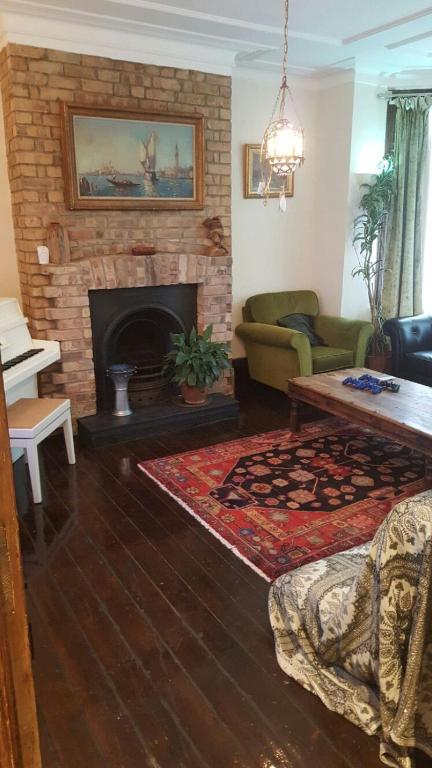 Edwardian Apartment Garden Flat room 1
